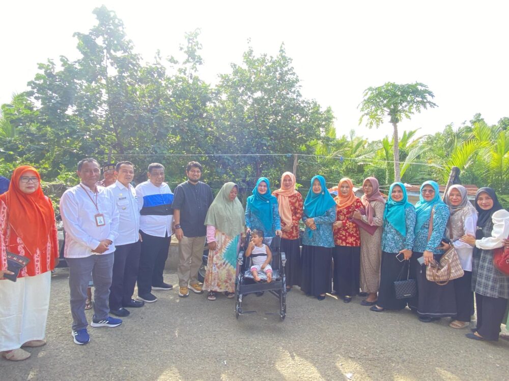 Baitul Mal Banda Aceh Serahkan Bantuan Disabilitas Lumpuh Layu