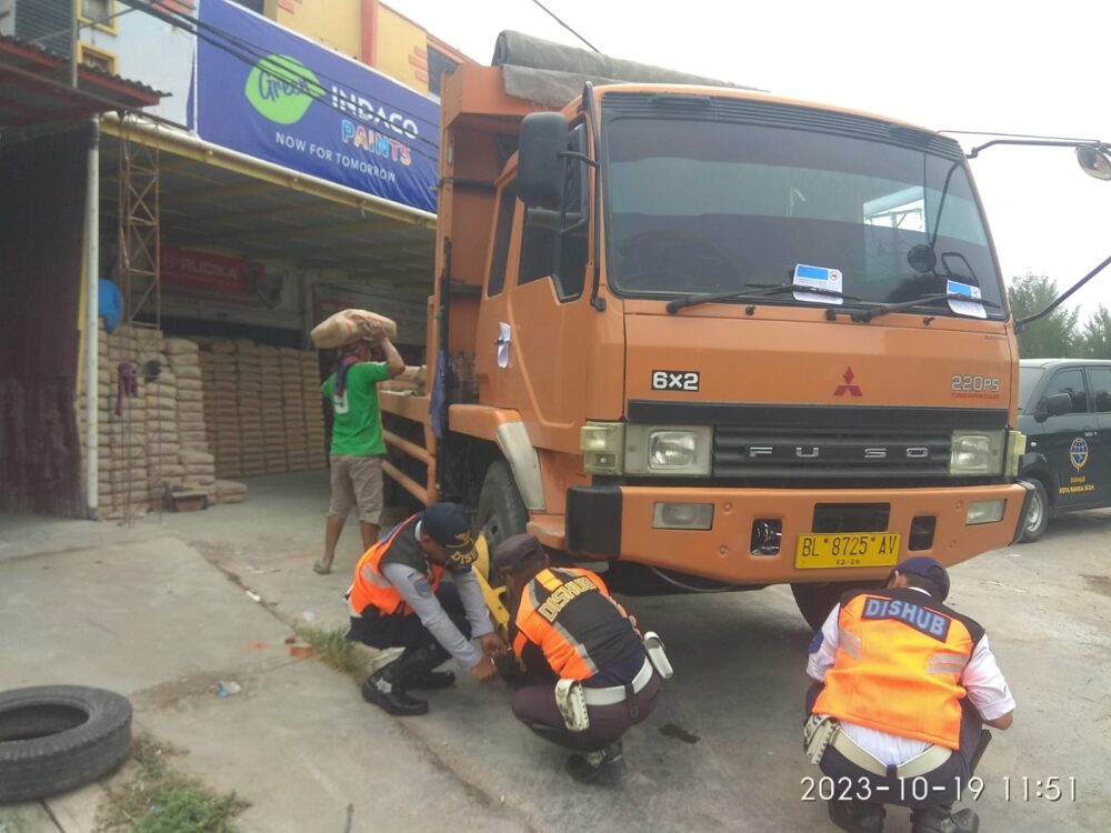 Dishub Gembok Roda Truk yang Lakukan Bongkar Muat di Jalan Sisingamangaraja