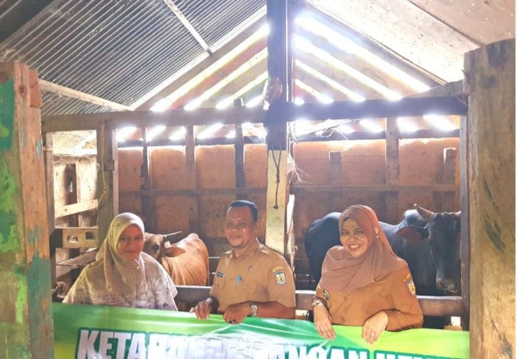 Camat Lueng Bata Serahkan Bantuan Pangan Hewani di Gampong Cot Mesjid