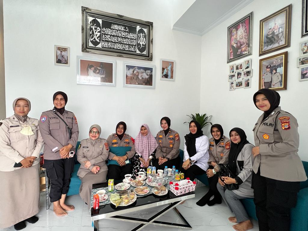 Kabag SDM Polresta Banda Aceh bersama Kasi Kes Lakukan Kunjungan kerumah Personel
