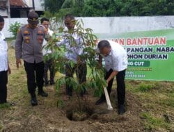 Program Ketahanan Pangan, Camat Kadafi Lakukan Penanaman Durian Musang King