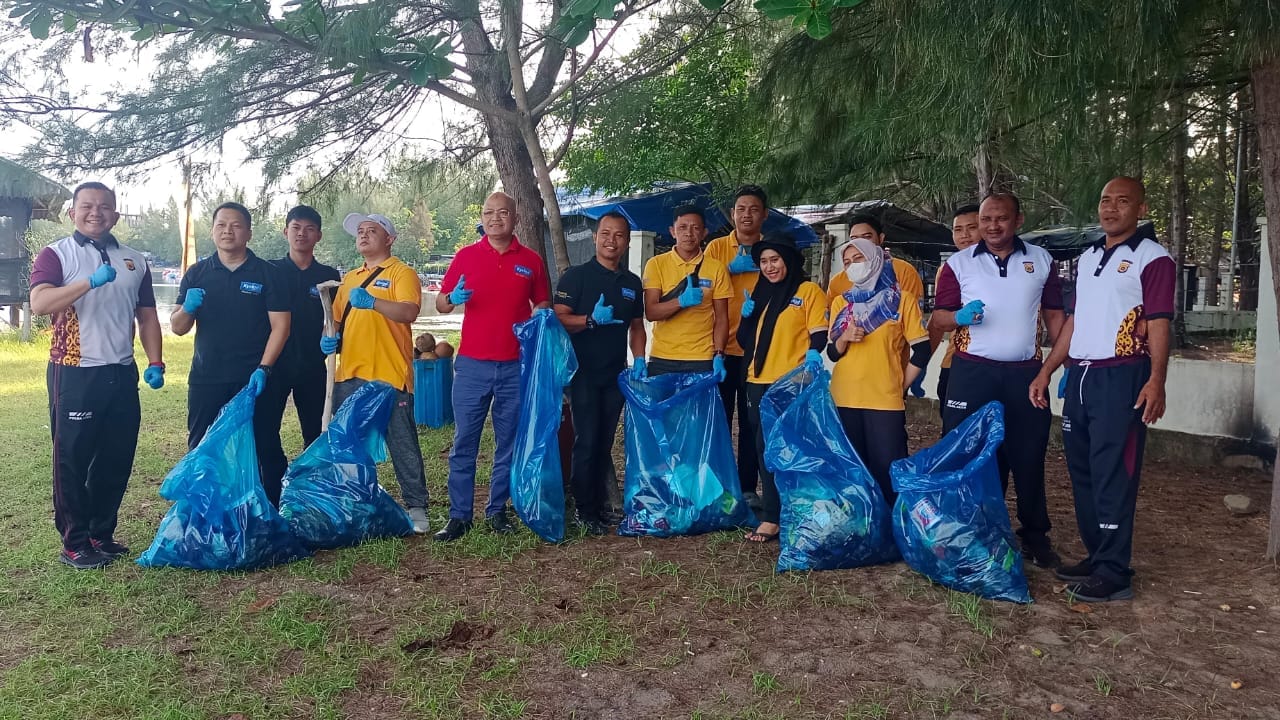 Polsek Ulee Lheue Bersihkan Pantai Bersama