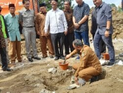 Camat Kadafi Letakkan Batu Pertama Pembangunan Gedung Serbaguna Gampong Geuceu komplek