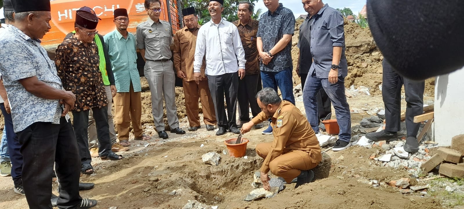 Camat Kadafi Letakkan Batu Pertama Pembangunan Gedung Serbaguna Gampong Geuceu komplek