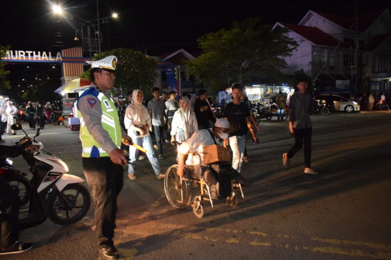 Satlantas Polresta Banda Aceh Melaksanakan Kegiatan Pengaturan Lalulintas Pada Malam PKA 8