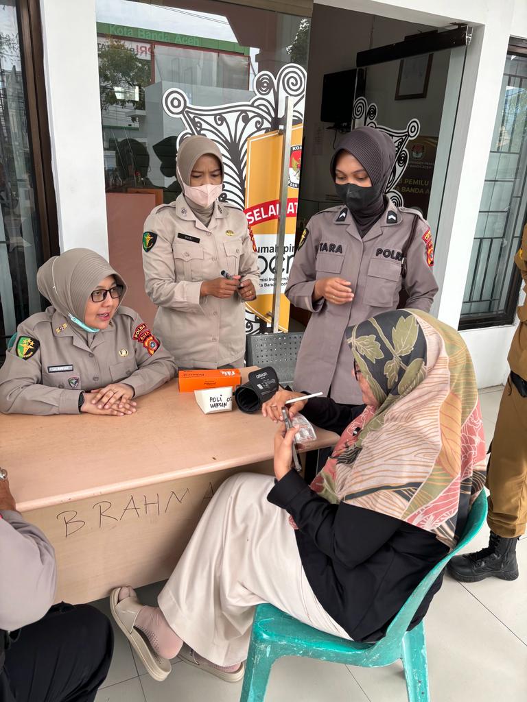 Pastikan Kesehatan Personel Prima, Sie Dokkes Polresta Banda Aceh Berikan Vitamin