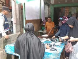 Bhabinkamtibmas Polsek Ulee Kareng melakukan giat sambang di Pusat Keramaian