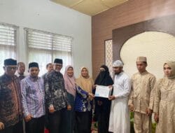 Disdukcapil Banda Aceh Serahkan KK dan KTP Kepada Pengantin Baru 