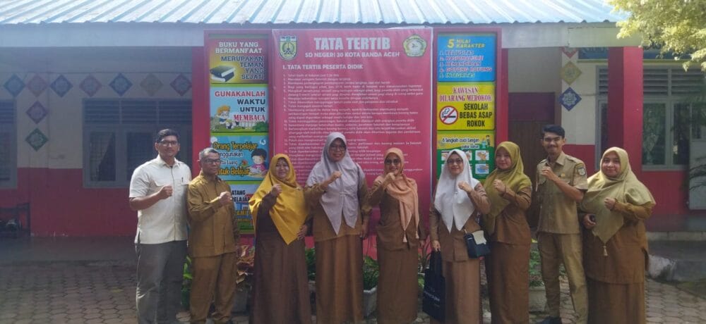 Tim Penilai Adiwiyata Menyusuri Sekolah Usulan Calon Sekolah Adiwiyata Kota (CSAK) Banda Aceh