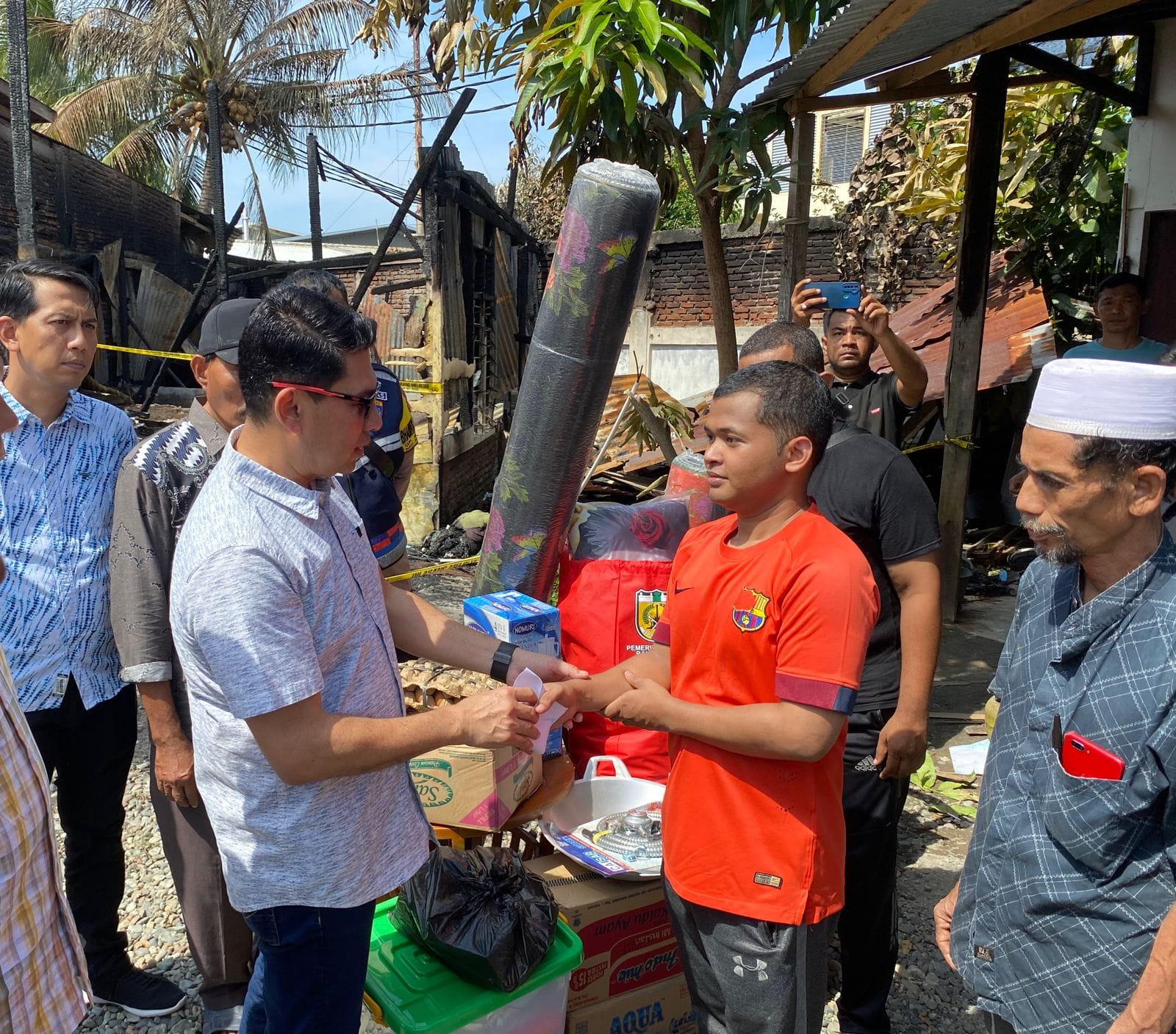 Dinsos Serahkan Bantuan Masa Panik untuk Korban Kebakaran di Gampong Bandar Baru