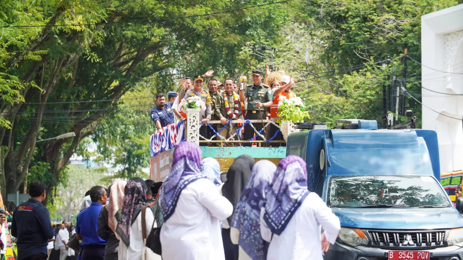 Petugas Kebersihan Ikut Arak Piala Adipura XI Keliling Kota Banda Aceh