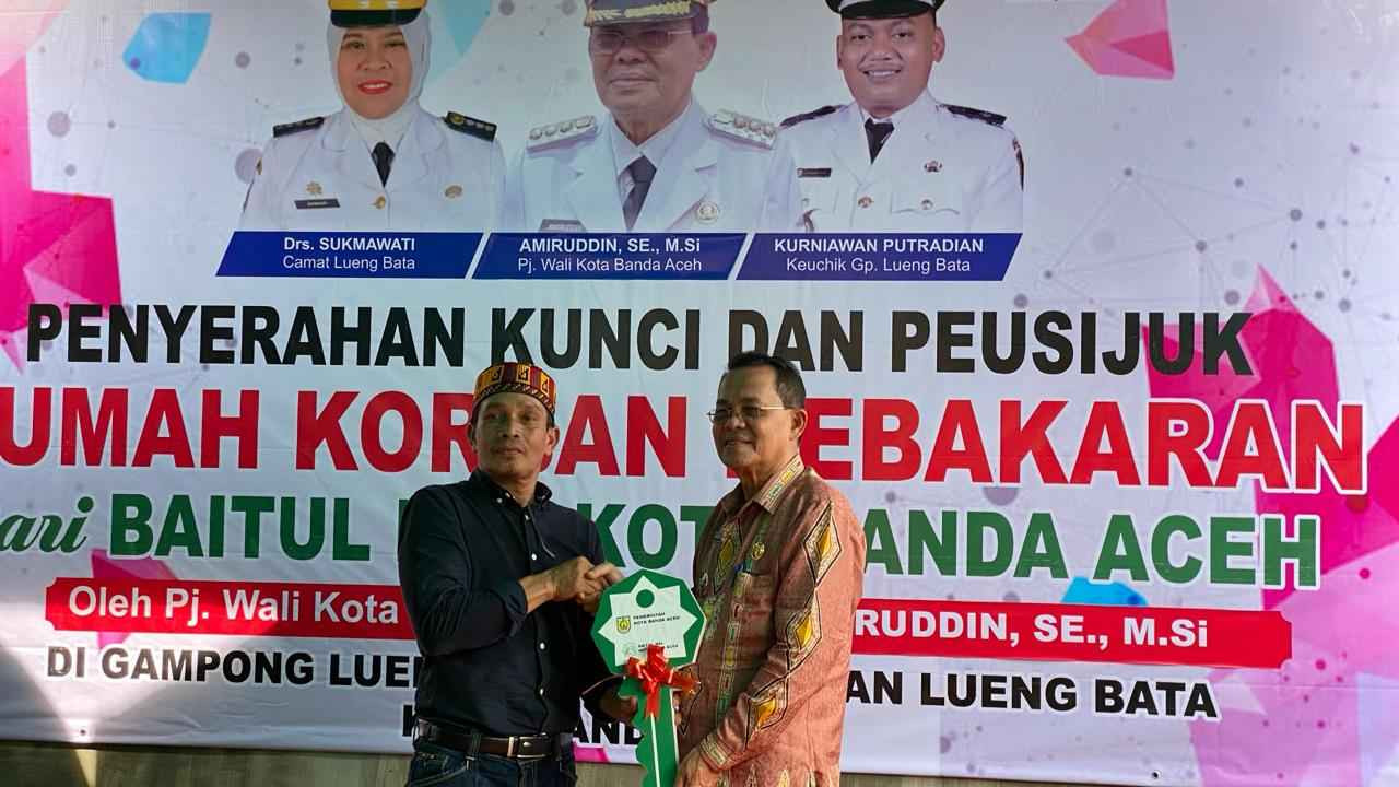 Pj Wali Kota Banda Aceh Serahkan Kunci Rumah Bantuan untuk Korban Kebakaran Lueng Bata