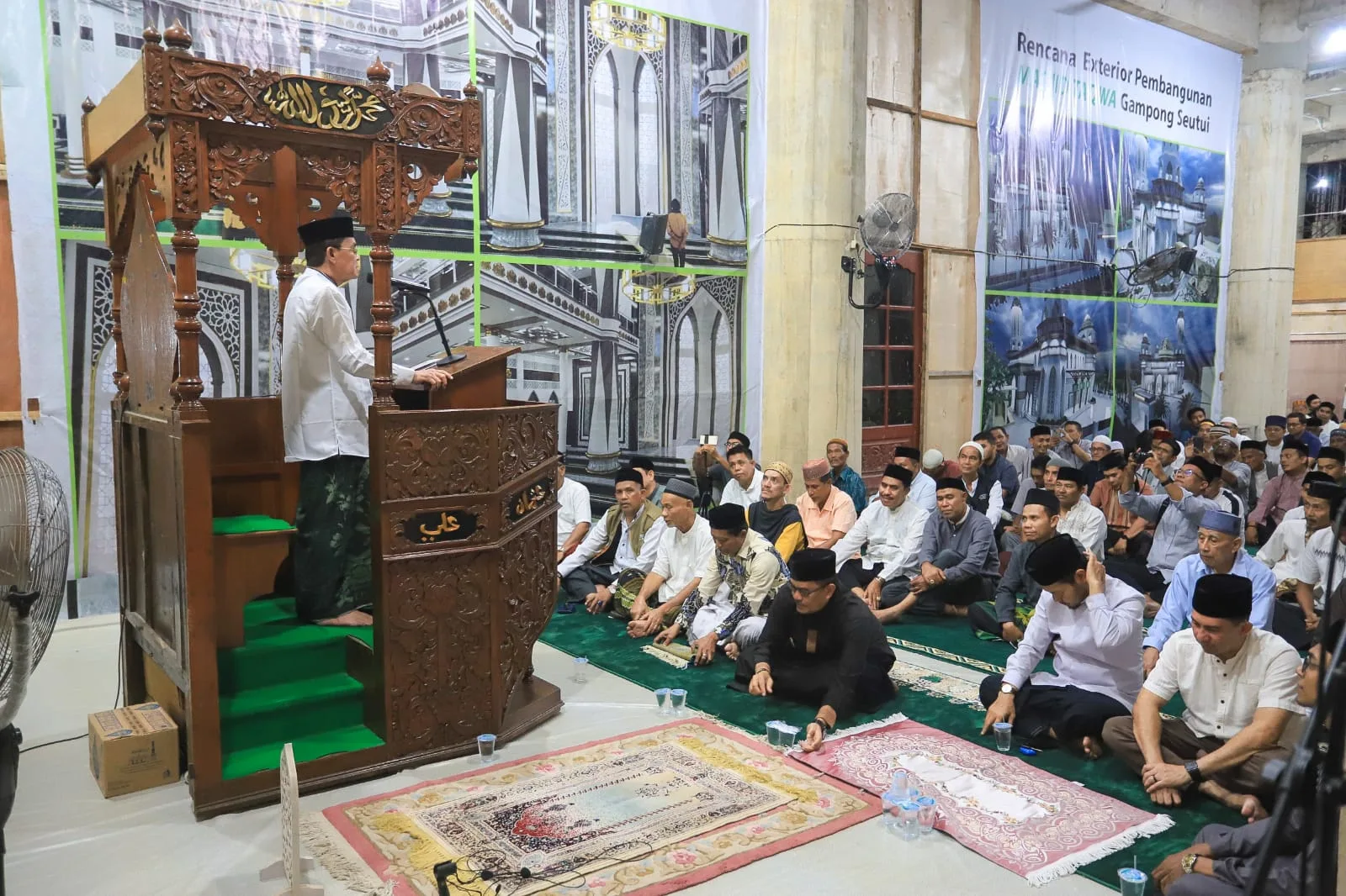 Awali Safari Ramadan, Pj Wali Kota Tarawih Bersama Warga Gampong Seutui