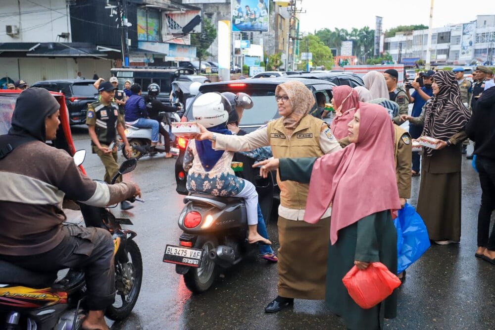 Peringati HUT ke 74, Satpol PP dan WH Banda Aceh Bagi-bagi Takjil