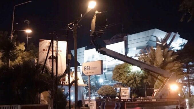 Gerak Cepat Tanggapi Laporan Warga, DLHK3 Sigap Perbaiki Lampu PJU di Banda Aceh