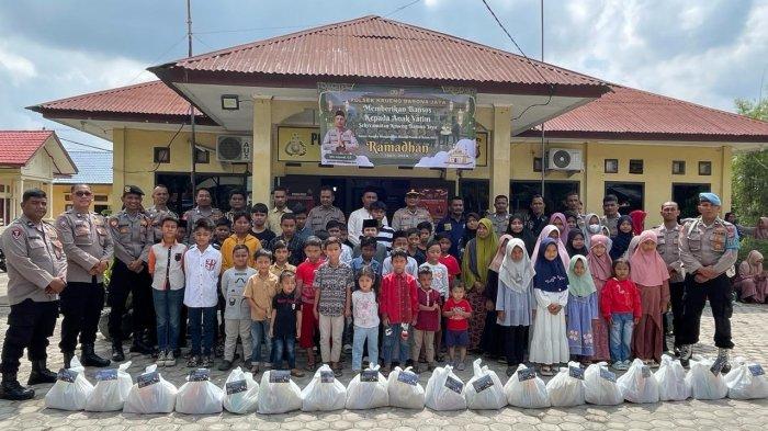 Polsek Krueng Barona Jaya Salurkan 70 Paket Ramadhan Bagi Anak Yatim se Kecamatan