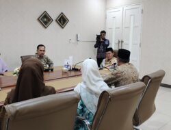 Pj Wali Kota dan Kakan Kemenag Kota Banda Aceh Salurkan Zakat Fakir Secara Simbolis
