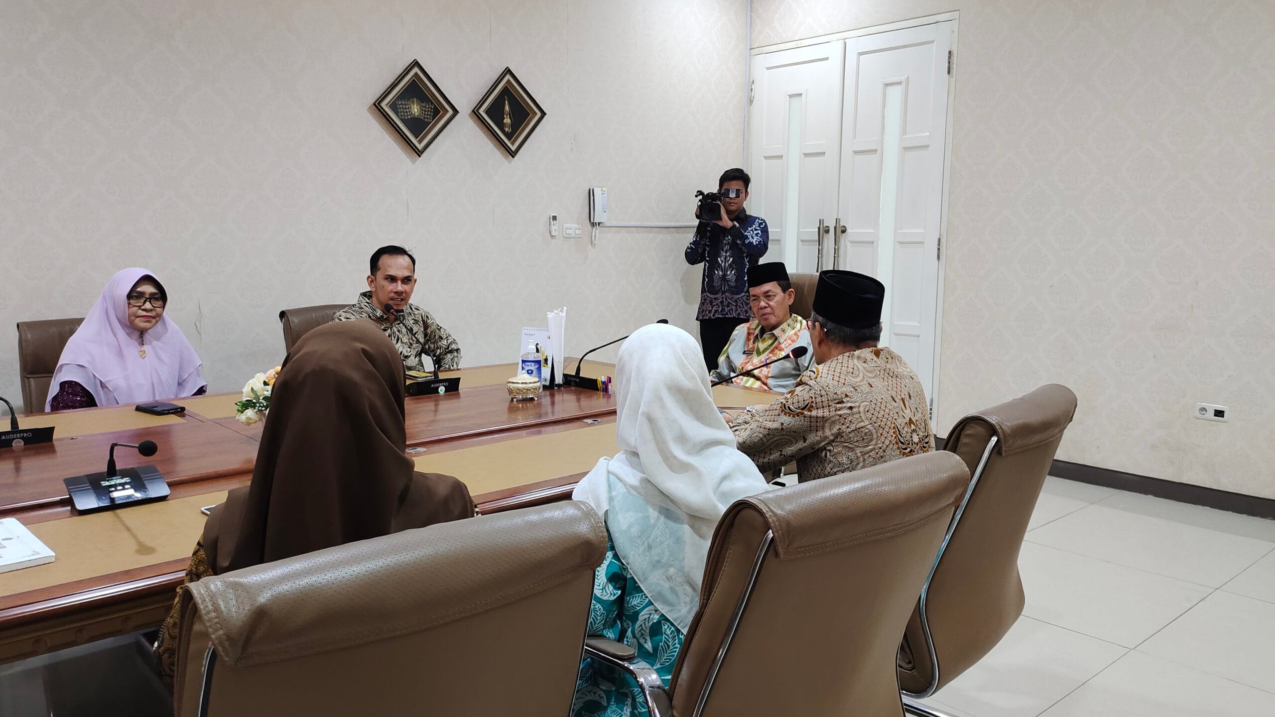 Pj Wali Kota dan Kakan Kemenag Kota Banda Aceh Salurkan Zakat Fakir Secara Simbolis