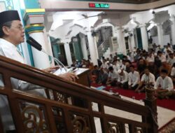 Pj Wali Kota dan Kakan Kemenag Kota Banda Aceh Salurkan Zakat Fakir Secara Simbolis