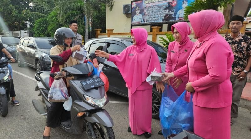 Polsek Lueng Bata dan Bhayangkari Bagikan Takjil Jelang Berbuka Puasa