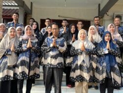 Hari Batik Nasional, Camat Mustafa Ajak Warga Bangga Pakai Batik