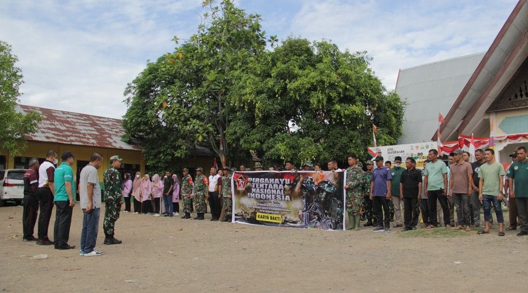 Sambut HUT TNI ke-79, Personel Polsek Kuta Baro Bersama Muspika Gelar Gotong Royong